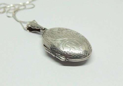 R1 START !! A MARVELOUS ENGRAVED STERLING SILVER LOCKET WITH A STERLING SILVER NECKLACE !! WOW !!