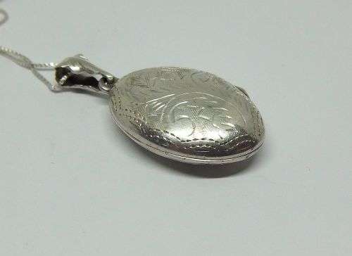 R1 START !! A MARVELOUS ENGRAVED STERLING SILVER LOCKET WITH A STERLING SILVER NECKLACE !! WOW !!