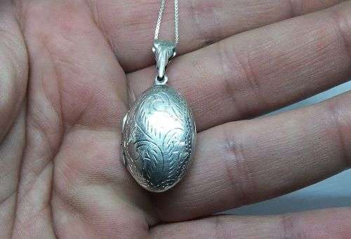 R1 START !! A MARVELOUS ENGRAVED STERLING SILVER LOCKET WITH A STERLING SILVER NECKLACE !! WOW !!