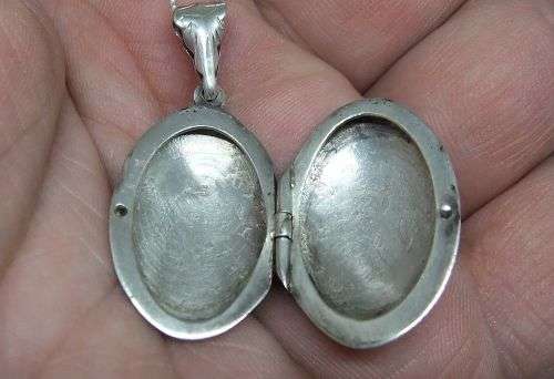 R1 START !! A MARVELOUS ENGRAVED STERLING SILVER LOCKET WITH A STERLING SILVER NECKLACE !! WOW !!