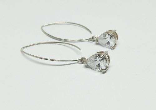 R1 START !! AN ELEGANT PAIR OF GENUINE STERLING SILVER EARRINGS SET WITH FACETED PEAR SHAPED STONES