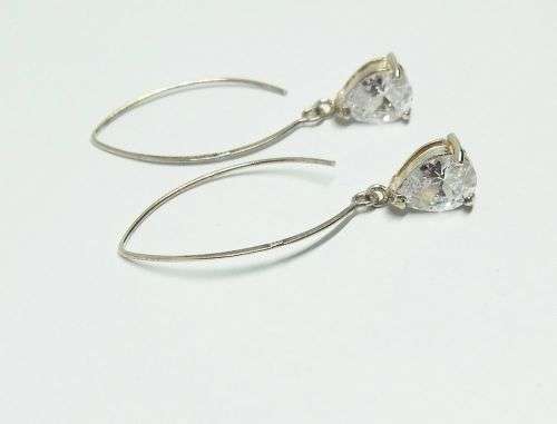 R1 START !! AN ELEGANT PAIR OF GENUINE STERLING SILVER EARRINGS SET WITH FACETED PEAR SHAPED STONES
