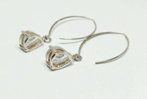 R1 START !! AN ELEGANT PAIR OF GENUINE STERLING SILVER EARRINGS SET WITH FACETED PEAR SHAPED STONES