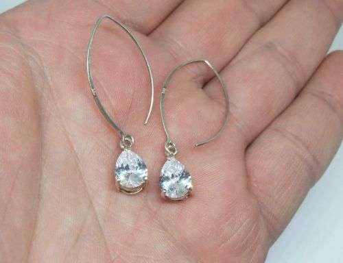 R1 START !! AN ELEGANT PAIR OF GENUINE STERLING SILVER EARRINGS SET WITH FACETED PEAR SHAPED STONES