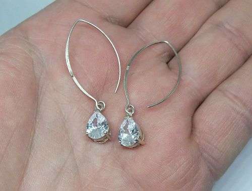 R1 START !! AN ELEGANT PAIR OF GENUINE STERLING SILVER EARRINGS SET WITH FACETED PEAR SHAPED STONES