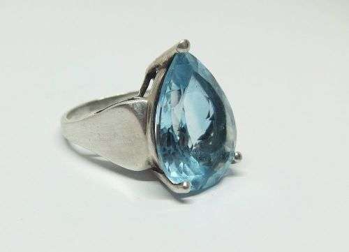 WOW !! AN EXQUISITE SOLID STERLING SILVER RING SET WITH A MAJESTIC FACETED BLUE STONE !! MUST HAVE !