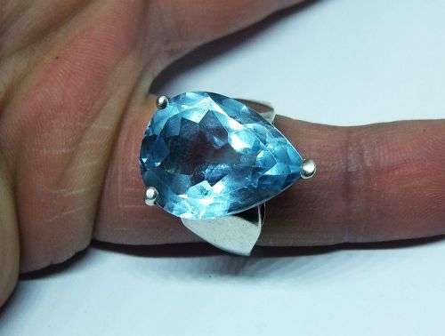WOW !! AN EXQUISITE SOLID STERLING SILVER RING SET WITH A MAJESTIC FACETED BLUE STONE !! MUST HAVE !