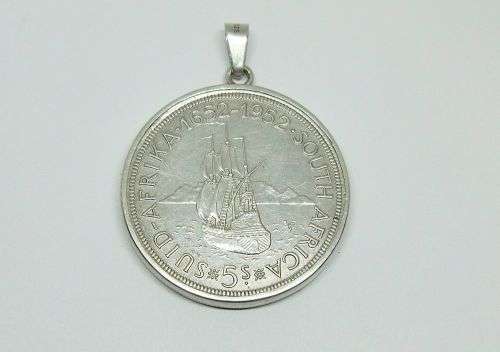 A TOTALLY COOL VINTAGE 1952 SILVER FIVE SHILLING COIN SET IN A STERLING SILVER FRAME PENDANT !! WOW