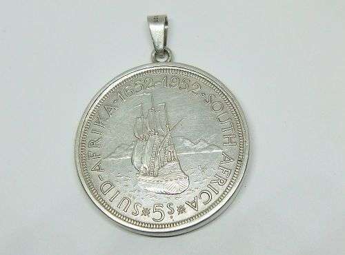 A TOTALLY COOL VINTAGE 1952 SILVER FIVE SHILLING COIN SET IN A STERLING SILVER FRAME PENDANT !! WOW
