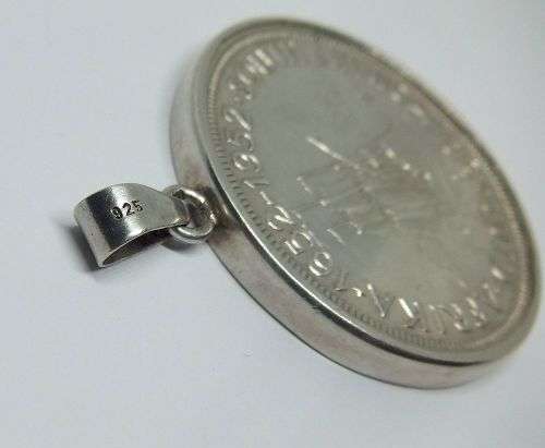 A TOTALLY COOL VINTAGE 1952 SILVER FIVE SHILLING COIN SET IN A STERLING SILVER FRAME PENDANT !! WOW