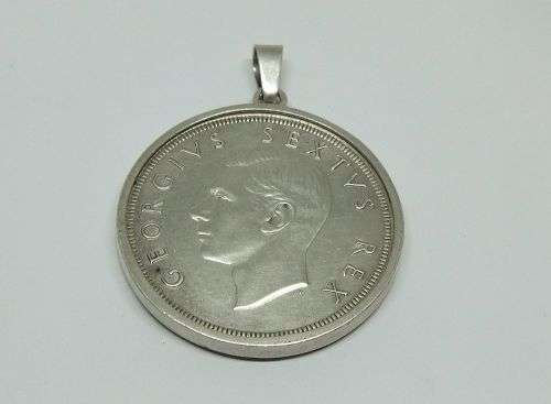 A TOTALLY COOL VINTAGE 1952 SILVER FIVE SHILLING COIN SET IN A STERLING SILVER FRAME PENDANT !! WOW