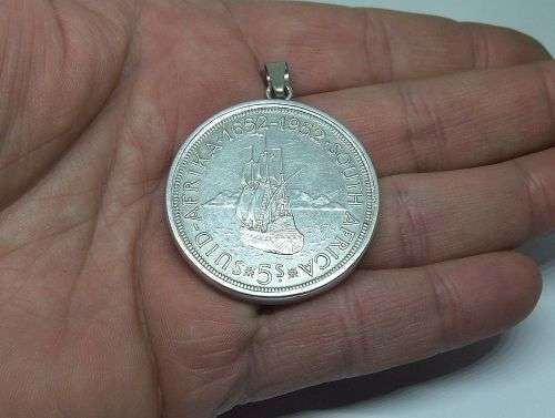 A TOTALLY COOL VINTAGE 1952 SILVER FIVE SHILLING COIN SET IN A STERLING SILVER FRAME PENDANT !! WOW