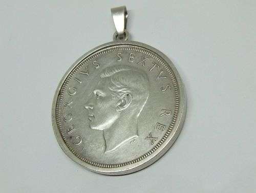 A TOTALLY COOL VINTAGE 1952 SILVER FIVE SHILLING COIN SET IN A STERLING SILVER FRAME PENDANT !! WOW