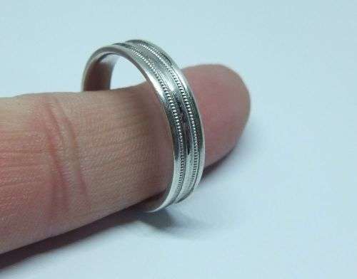 R1 START !! A GREAT QUALITY SOLID STERLING SILVER WEDDING BAND / RING WITH PATTERN !! COOL FIND !!
