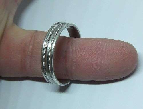 R1 START !! A GREAT QUALITY SOLID STERLING SILVER WEDDING BAND / RING WITH PATTERN !! COOL FIND !!