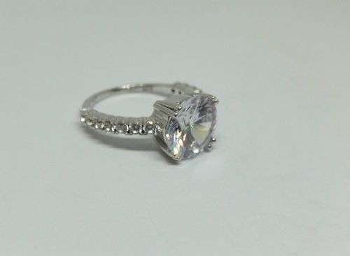 R1 START !! AN EXCEPTIONALLY GORGEOUS SOLID STERLING SILVER ENGAGEMENT RING SET WITH FACETED STONES