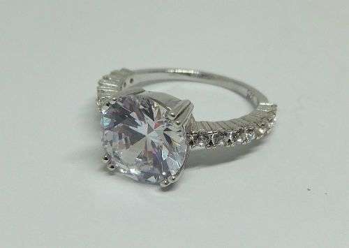 R1 START !! AN EXCEPTIONALLY GORGEOUS SOLID STERLING SILVER ENGAGEMENT RING SET WITH FACETED STONES