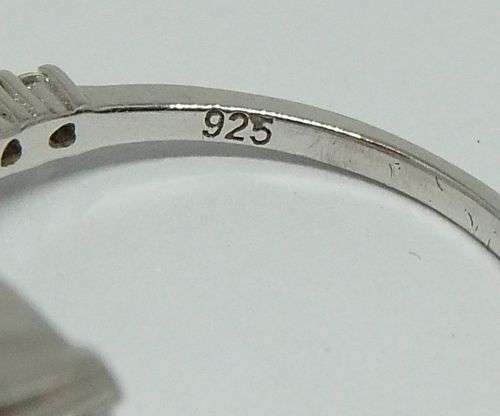 R1 START !! AN EXCEPTIONALLY GORGEOUS SOLID STERLING SILVER ENGAGEMENT RING SET WITH FACETED STONES