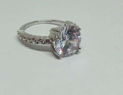 R1 START !! AN EXCEPTIONALLY GORGEOUS SOLID STERLING SILVER ENGAGEMENT RING SET WITH FACETED STONES