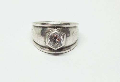 R1 START !! A SUPERB QUALITY SOLID STERLING SILVER RING SET WITH A SINGLE FACETED CLEAR STONE !! WOW
