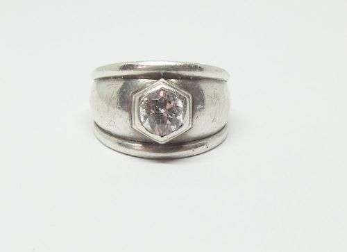 R1 START !! A SUPERB QUALITY SOLID STERLING SILVER RING SET WITH A SINGLE FACETED CLEAR STONE !! WOW