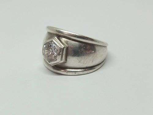 R1 START !! A SUPERB QUALITY SOLID STERLING SILVER RING SET WITH A SINGLE FACETED CLEAR STONE !! WOW