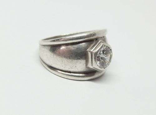 R1 START !! A SUPERB QUALITY SOLID STERLING SILVER RING SET WITH A SINGLE FACETED CLEAR STONE !! WOW