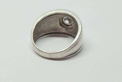 R1 START !! A SUPERB QUALITY SOLID STERLING SILVER RING SET WITH A SINGLE FACETED CLEAR STONE !! WOW