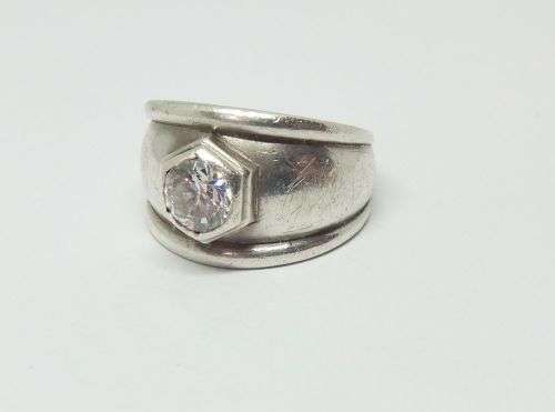 R1 START !! A SUPERB QUALITY SOLID STERLING SILVER RING SET WITH A SINGLE FACETED CLEAR STONE !! WOW