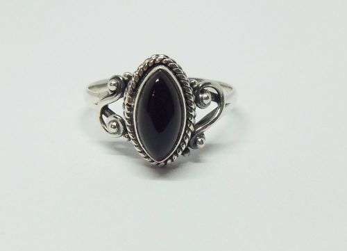 R1 START !! A STYLISH SOLID STERLING SILVER RING SET WITH A CABOCHON ONYX STONE !! FREE COMBINING !!