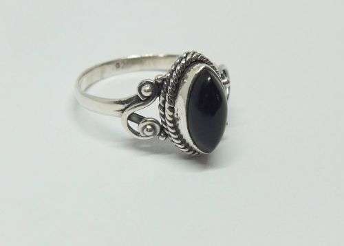 R1 START !! A STYLISH SOLID STERLING SILVER RING SET WITH A CABOCHON ONYX STONE !! FREE COMBINING !!