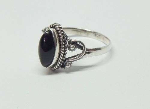R1 START !! A STYLISH SOLID STERLING SILVER RING SET WITH A CABOCHON ONYX STONE !! FREE COMBINING !!