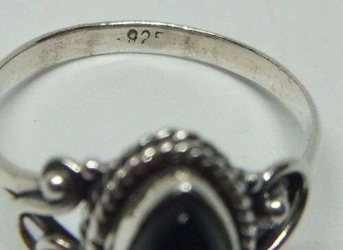 R1 START !! A STYLISH SOLID STERLING SILVER RING SET WITH A CABOCHON ONYX STONE !! FREE COMBINING !!