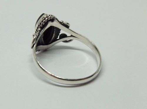 R1 START !! A STYLISH SOLID STERLING SILVER RING SET WITH A CABOCHON ONYX STONE !! FREE COMBINING !!