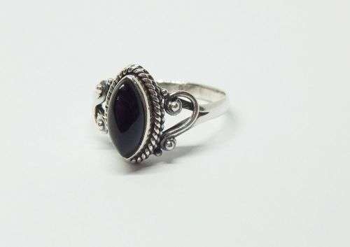 R1 START !! A STYLISH SOLID STERLING SILVER RING SET WITH A CABOCHON ONYX STONE !! FREE COMBINING !!