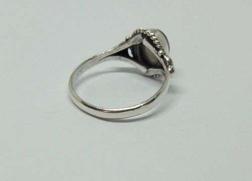 R1 START !! A LOVELY VINTAGE LOOK SOLID STERLING SILVER RING SET WITH A CABOCHON GEMSTONE !! WOW !!