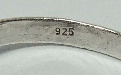 R1 START !! A LOVELY VINTAGE LOOK SOLID STERLING SILVER RING SET WITH A CABOCHON GEMSTONE !! WOW !!