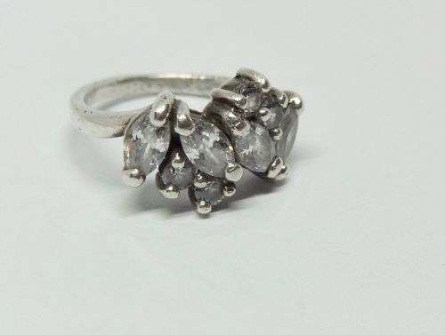 R1 START !! AN EYE CATCHING SOLID STERLING SILVER RING SET WITH FACETED CLEAR STONES !! STUNNING !!
