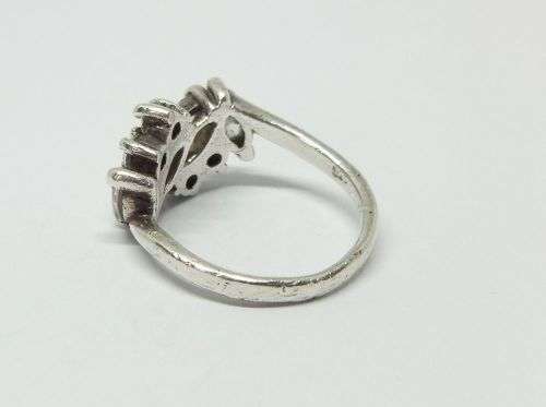 R1 START !! AN EYE CATCHING SOLID STERLING SILVER RING SET WITH FACETED CLEAR STONES !! STUNNING !!