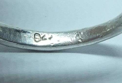 R1 START !! AN EYE CATCHING SOLID STERLING SILVER RING SET WITH FACETED CLEAR STONES !! STUNNING !!