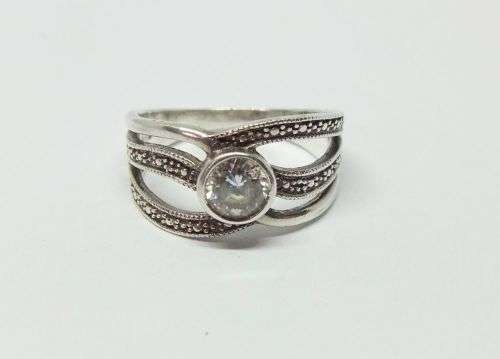R1 START !! A STUNNING SOLID STERLING SILVER RING SET WITH A FACETED CLEAR STONE !! FREE COMBINING !