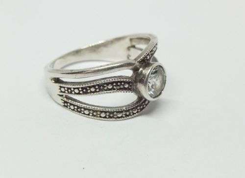 R1 START !! A STUNNING SOLID STERLING SILVER RING SET WITH A FACETED CLEAR STONE !! FREE COMBINING !