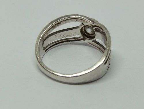 R1 START !! A STUNNING SOLID STERLING SILVER RING SET WITH A FACETED CLEAR STONE !! FREE COMBINING !