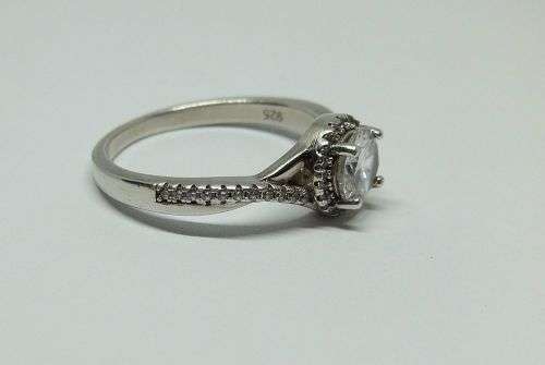 R1 START !! An elegant solid Sterling Silver ring set with faceted clear CZ stones !! FREE COMBINING