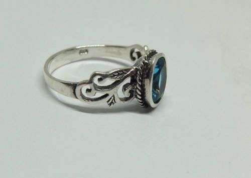 WOW ! A STUNNING SOLID STERLING SILVER RING SET WITH A FACETED LIGHT BLUE STONE !! LOTS OF CURVES !!
