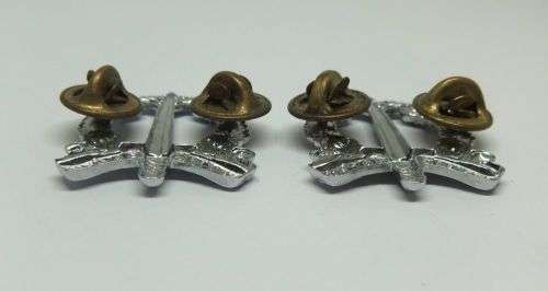 R1 START !!  A PAIR OF VINTAGE SANDF BADGES - MILITARY POLICE !! FREE COMBINING !!