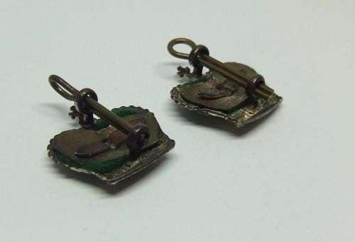 R1 START !! A PAIR OF VINTAGE SANDF BADGES - KINGS CROWN !! FREE COMBINING !!