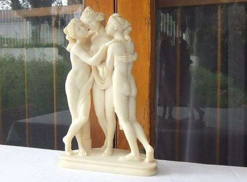 WOW !! A CHARMING VINTAGE ITALIAN MADE RESIN STATUE OF THREE GRECIAN MAIDENS IN GOOD CONDITION !!