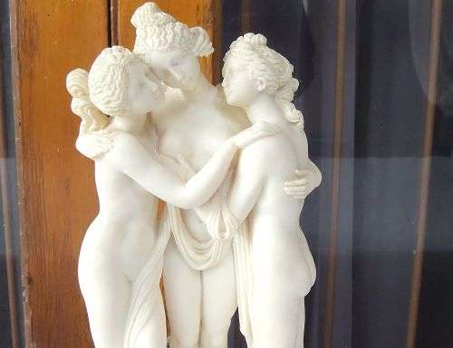WOW !! A CHARMING VINTAGE ITALIAN MADE RESIN STATUE OF THREE GRECIAN MAIDENS IN GOOD CONDITION !!