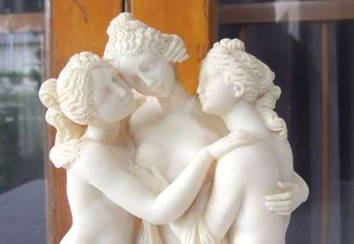 WOW !! A CHARMING VINTAGE ITALIAN MADE RESIN STATUE OF THREE GRECIAN MAIDENS IN GOOD CONDITION !!